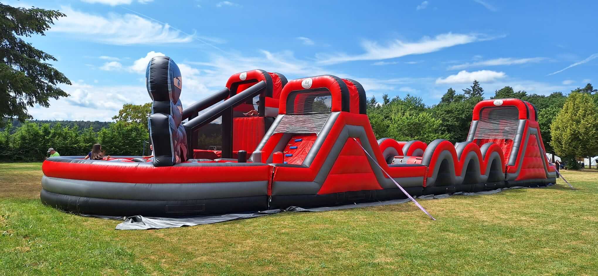 Die Hauptattraktion: der 70 Meter lange aufblasbare Ninja-Parcours. (Foto: hg-Verleih) Die Hauptattraktion: der 70 Meter lange aufblasbare Ninja-Parcours. (Foto: hg-Verleih)